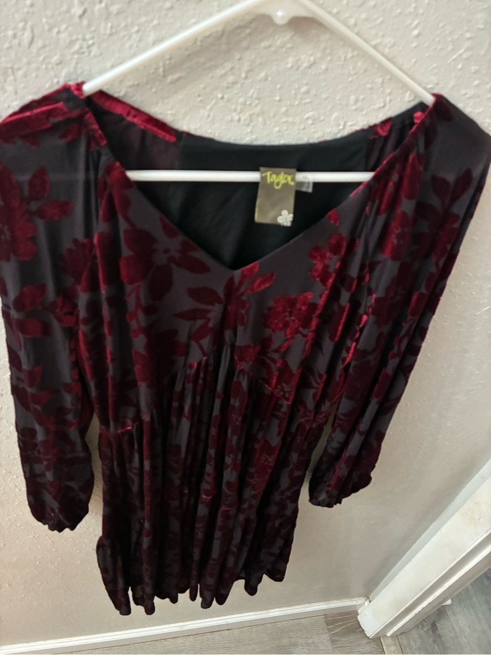 Taylor Women’s 10 Burgundy Floral Velvet Burnout V-Neck Long Sleeve Dress - Picture 2 of 8